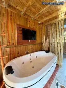 Chalé Rústico com Hidromassagem e Piscina - Image 2
