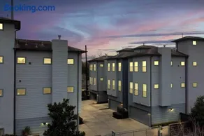 Downtown Gem with Skyline Views, Garage Parking, only 10 minutes from NRG and Med Center! - Image 2