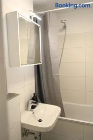 Robins - spacious for 5 - balcony - kitchen - WiFi - Image 1