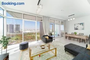 Ultimate Stay - 3 Beds - Scenic Panoramic Views - Right at Metro Station - 5-10min to Sea, Burj Khalifa, Old Town, Downtown - 15min from Airport - Image 2