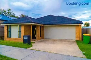 Family home with free parking close to everything - Image 1