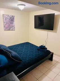 Queens NYC Private One Bedroom Bathroom Kitchen - Image 2