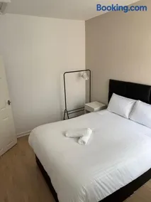 Two bedroom house free parking - Image 4