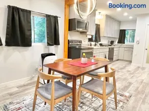 Cozy 2BR Upper Unit Near Airport & Seattle DT - Image 2