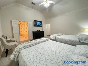 Charming 3-bedroom house near AT&T Stadium, Six Flag, DFW Airport - Image 5