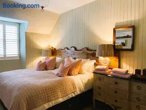 Reidochie Stables luxury haven overlooking garden - Image 5