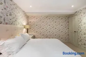 Close to river and park with stunning roof terrace - Image 3