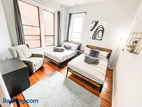 2BR Top Floor Suite Free Parking - Conv Center - Image 2
