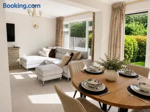 Premium 3 Bed Detached House with Private Driveway and large Garden for Contractors and Families - Image 4