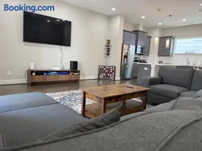 3BR Gated Townhome Near Med Center & Downtown - Image 4
