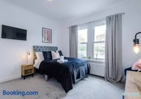 5BR House, Sleeps 10 guests - Free Parking - Business & Contractor Stays - Image 5