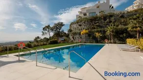 Luxury 3 Bed Flat Stunning Sea & Mountain Views - Image 3