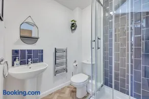 Beautiful Apartment in City Centre with Free Parking, Balcony, Work Desk, Self-Check-In, Fast Wifi and Smart TVs by Yoko Property - Image 3