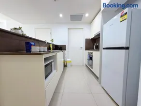 Luxury 1BR Escape in Heart of Parramatta - Image 2