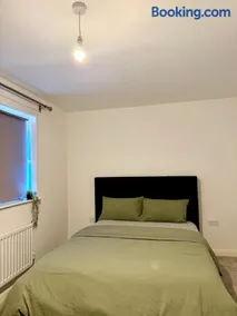 Elegant King Room with Wifi & Parking - Image 2