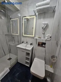 Hotel Queen - Image 2
