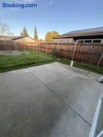 Spacious 4BR Family Home Free Parking, Fast WiFi, Near Galleria & Fountains - Image 2