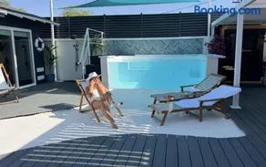 Heated glass pool and Beach - Image 1