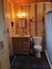 Cozy 2 Bedroom Cabin - Image 4