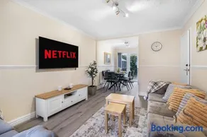Tipton 3BR Home – Netflix Wi-Fi Driveway - Image 1