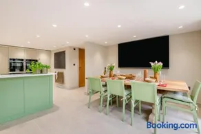 3 Bed in Westmancote oc-t30722 - Image 3