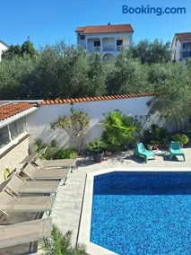 Apartment with private pool and arbor - Image 3