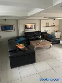 Large cozy living room with bedroom, bathroom - Image 2