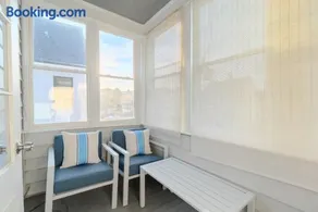 Spacious 3BR 4 Queen Bed Near Boston & Transit - Image 5