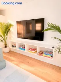 Tropical Luxe Villa-Near Airport, Minutes to Lido key beach, Downtown and Dining - Image 2