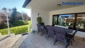 Großer Bungalow mit eigenem See und Insel - Image 3