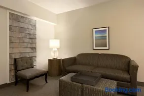 Cozy Two Room Suite with Modern Touches and Pool - Image 4