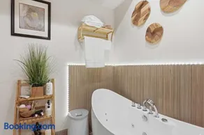 Serenity on 13 Suncadia-luxury 4bd ensuite spa retreat with Sauna, Steam Shower, Jacuzzi, Hot tub, Fire Pit & on-site EV chg - Image 1