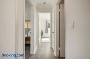 Charming 2BR 1Bath SofaBed with Mountain Sunset and Ocean Views - Image 5
