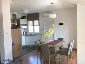 Hana Apartment - Image 2