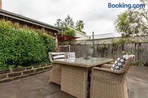 VAQUAY Little Audrey Guesthouse In Ivanhoe - Image 4