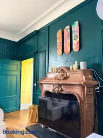 Entire Apartment in an 18th-Century Castle with Private Garden - Image 4