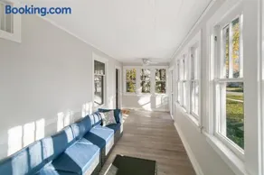 Warm 5 bed Libertyville Getaway Close to Navy Base - Image 5