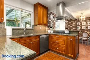 Adorable 4 bedroom home with Pool & more - Image 4
