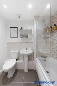 Deluxe 2-Bedroom Serviced Apartment with Free Parking - Image 3