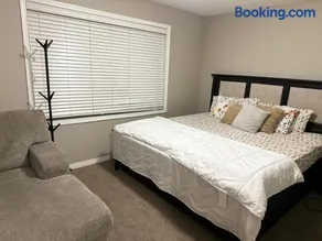 Spacious Bedroom-Near Airport YYC - Image 4