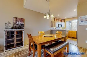 Inviting townhouse with fast WiFi patio & access to pools golf tennis & gym - Image 3