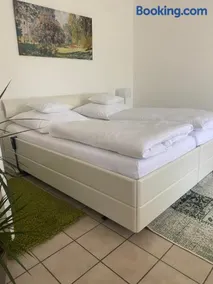 Fußläufig zu S-Bahn nach München und See Gemütliche und voll ausgestatette 2 Zimmer Ferienwohnung am Wörthsee mit Terrasse, Grill, Schaukel, Doppelbett oder getrennte Betten, ideal zum Entspannen aber auch zum Arbeiten - Image 2