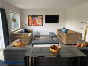 9FR Renovated home with beautiful views, large yard, dogs welcome! - Image 3