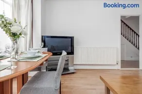 Lovely 4 Bedrooms House Near Romford Station With Parking - Image 3
