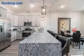 Luxurious Midtown Retreat with Elevator Access - Image 1