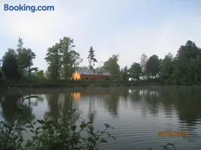 Florennes Gîte neuf 150 M2 devant un grand lac privé de 2 hectares poissonneux au milieu des bois - Image 3