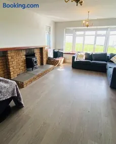 Valley Lodge 3 BR Retreat in Craigantlet Hills - Image 2