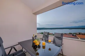 Apartment TRIES 5 with heated pool and sea view - Image 1