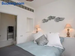Burton House Apartment - Image 4