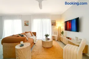 Large Apartment, Walk to Bondi Beach with FREE Parking - Image 1